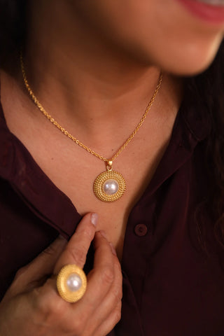 18 k gold plated Pearl Inlay round button chain necklace 