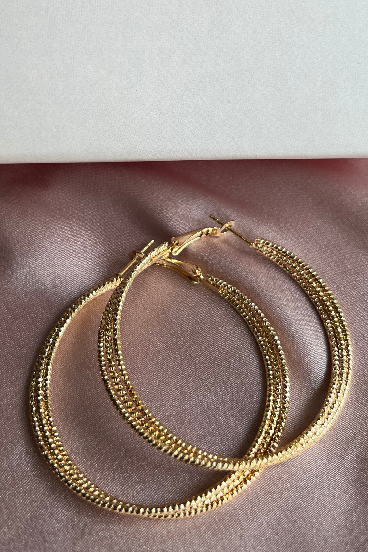 Gold twist & shine big hoops